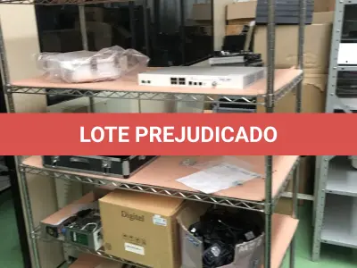 LOTE 356 - Prateleira de metal com rodas, equipamentos 