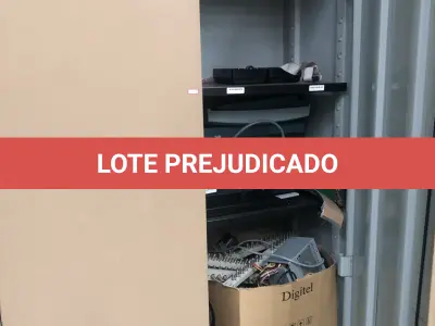 LOTE 348 - Armario 2 portas, prateleira com placas, mesa com bancada, prateleira com antenas, rack de equipamentos de teste, roteadores, carrinhos 