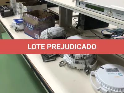 LOTE 341 - Bancada com prateleira e antenas 