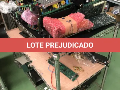 LOTE 348 - Armario 2 portas, prateleira com placas, mesa com bancada, prateleira com antenas, rack de equipamentos de teste, roteadores, carrinhos 