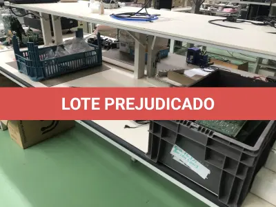 LOTE 331 - Bancada com prateleira 
