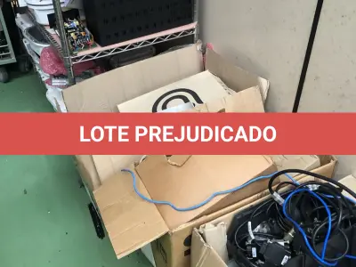 LOTE 359 - Fios, prateleira com rodas, equipamentos eletronicos, roteadores, modens 