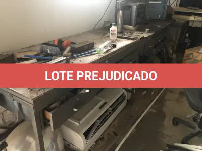 LOTE 516 - Bancada com morsa e gavetas com peças 