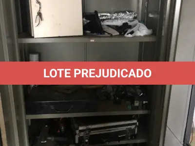 LOTE 525 - 2 Armarios 2 portas de metal com ferramentas 
