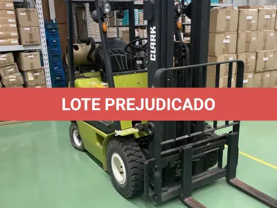 LOTE 567 - Empilhadeira a gas com botijão marca Clark CMP 20SL ano 2013 1.450 kg