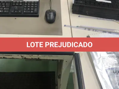LOTE 468 - Bancada em L com prateleira e computadores 