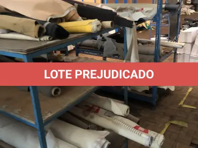 LOTE 182 - prateleira com sintéticos, feltros