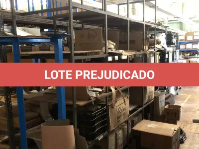 LOTE 189 - Lote com prateleira de couro natural