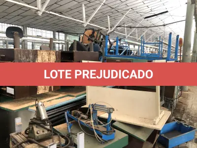 LOTE 033 - lote de moveis e cadeiras diversas