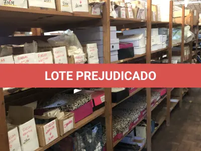 LOTE 185 - Lote de prateleiras com fivelas, rebites etc.