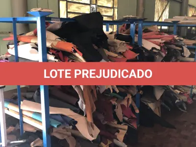 LOTE 189 - Lote com prateleira de couro natural