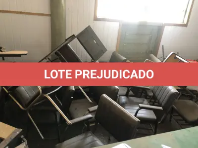 LOTE 143 - lote com 28 cadeiras pretas e moveis em mau estado