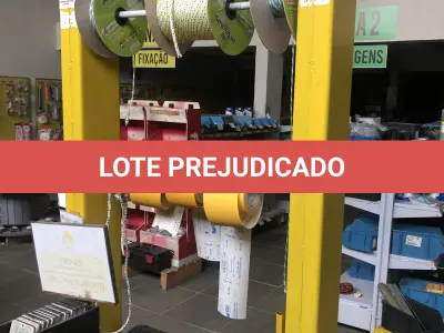 LOTE 011 - lote com rolo de corda, rolos de lixa, rolo de lona preta, estante com suporte para rolo