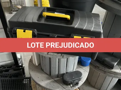 LOTE 036 - Lote com caixa multi uso, e tapete plastico, caixas de ferramentas, trena 20m, 
