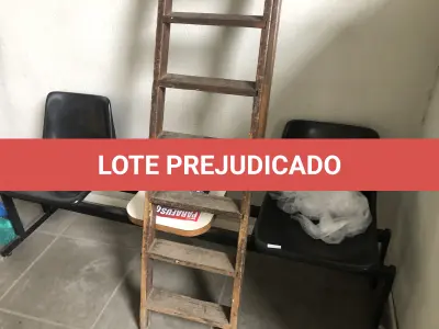LOTE 003 - 2 bancos de espera, escada de madeira 