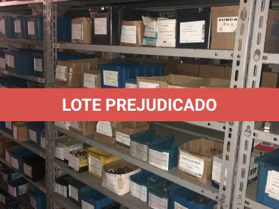 LOTE 066 - Lote com 7 prateleiras e diversos parafuos e arruelas e porcas 