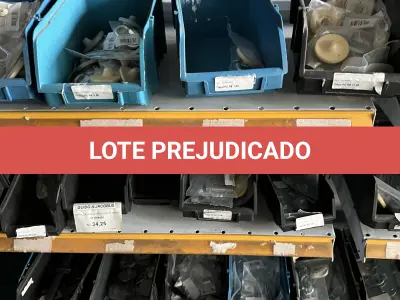 LOTE 024 - Lote com dobradiças, roldanas, mão francesa, puxadores 