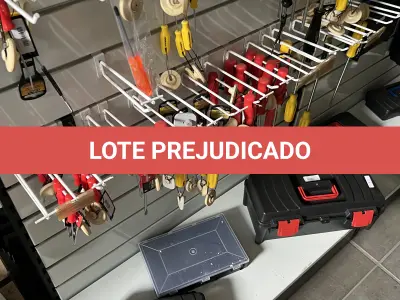 LOTE 037 - Lote com caixa de ferrementas, caixas plasticas, chave de fenda, chaces phillips, alicates de divesos tipos