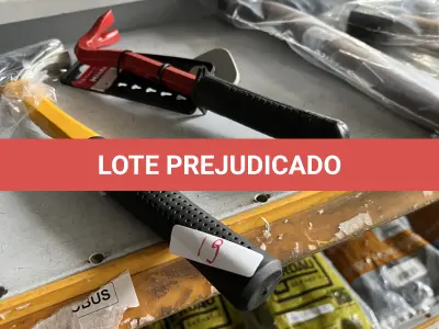 LOTE 019 - Lote com ferramentas: martelos, pé de cabra, lote de pregos diversos tamanhos,
