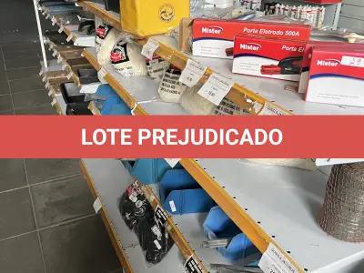 LOTE 029 - Caixa de ferramentas de metal, caixa de plastico, caixa de correio, sacos de estopas, eletrodos, retalho de panos, porta eletrodo, garra negativa