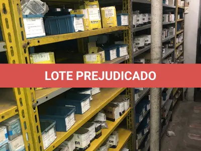 LOTE 073 - Lote com 11 prateleiras e parafusos de diversos modelos 
