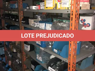 LOTE 068 - Lote com 3 prateleiras e parafusos de diversos modelos 