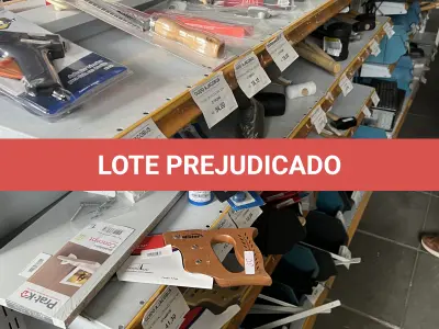 LOTE 030 - Lote com serrote, prateleira, prumo de plastico, pistola para colo quente, serrote drywall, pedra de afiar, martelos de borracha, martelo, dobradiças, mão francesa