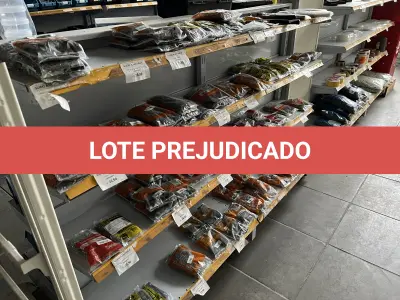 LOTE 019 - Lote com ferramentas: martelos, pé de cabra, lote de pregos diversos tamanhos,