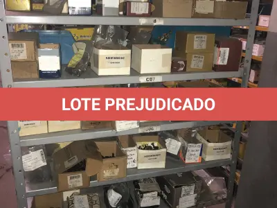 LOTE 074 - Lote com 12 prateleiras e parafusos de diversos modelos 