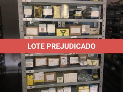 LOTE 062 - Lote com 7 prateleiras e diversos parafuos e arruelas e porcas 