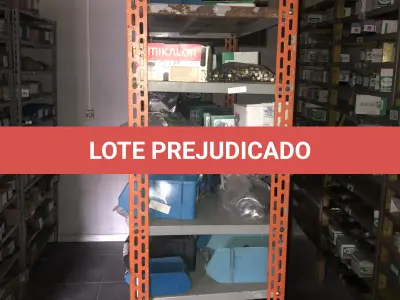 LOTE 068 - Lote com 3 prateleiras e parafusos de diversos modelos 