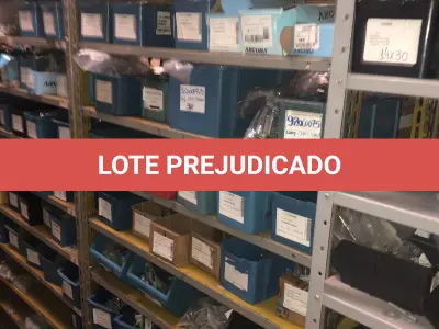 LOTE 073 - Lote com 11 prateleiras e parafusos de diversos modelos 
