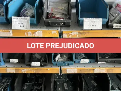 LOTE 024 - Lote com dobradiças, roldanas, mão francesa, puxadores 