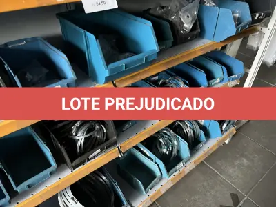 LOTE 021 - Lote com caixas de ferramentas, braçadeiras de metal diversos tamnhos, caixas plasticas 