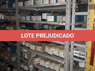 LOTE 064 - Lote com 7 prateleiras e diversos parafuos e arruelas e porcas 