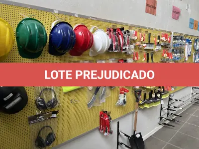 LOTE 042 - Lote com quador mostruario, silicone, linhas de nylon, serrote, martelo, disco de corte, pedra para retificas, regua, tesourão, mostra de modelos de parafusos, pedras de afiar, tampa de vaso, adaptador de mangueira, torneiras, trincha, rolo de pintura, capacetes de epi, oculos. 