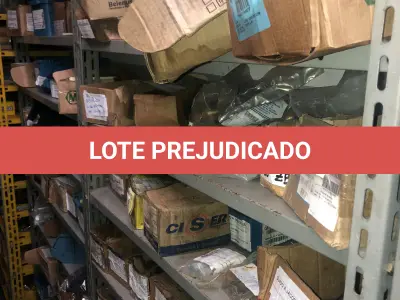 LOTE 075 - Lote com 7 prateleiras e diversos parafuos e arruelas e porcas, prateleira com barra de ferro com rosca e caixas com parafusos