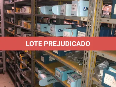 LOTE 073 - Lote com 11 prateleiras e parafusos de diversos modelos 