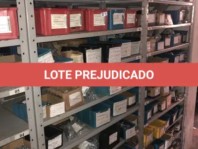 LOTE 065 - Lote com 7 prateleiras e diversos parafuos e arruelas e porcas 