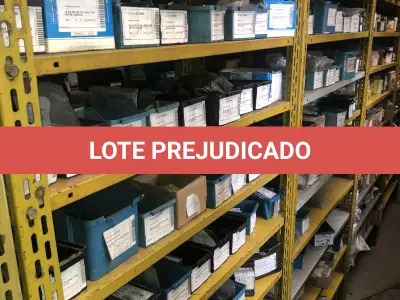 LOTE 074 - Lote com 12 prateleiras e parafusos de diversos modelos 