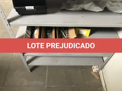 LOTE 001 - Prateleira de metal, caixa de papelão com poucos parafusos, 