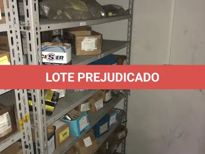 LOTE 067 - Lote com 7 prateleiras e diversos parafuos e arruelas e porcas 