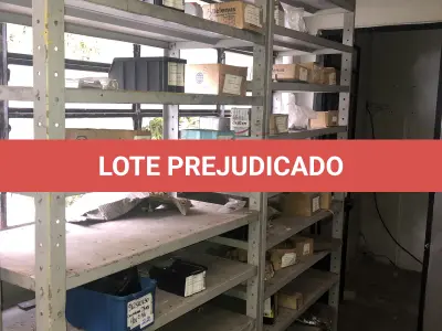 LOTE 076 - Lote com 5 prateleiras e poucos parafusos e caixas de parafusos 
