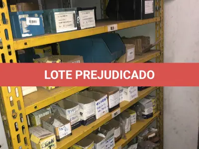 LOTE 073 - Lote com 11 prateleiras e parafusos de diversos modelos 