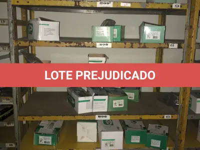 LOTE 069 - Lote com 3 prateleiras e parafusos de diversos modelos 