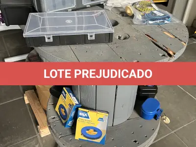 LOTE 036 - Lote com caixa multi uso, e tapete plastico, caixas de ferramentas, trena 20m, 