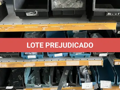 LOTE 024 - Lote com dobradiças, roldanas, mão francesa, puxadores 