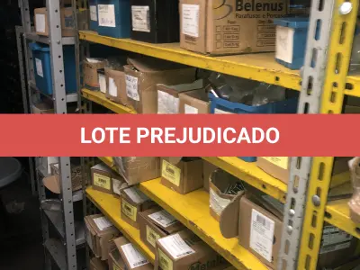 LOTE 074 - Lote com 12 prateleiras e parafusos de diversos modelos 
