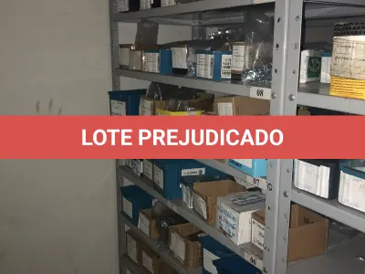 LOTE 064 - Lote com 7 prateleiras e diversos parafuos e arruelas e porcas 