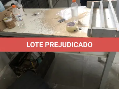 LOTE 002 - Mesa de madeira em mau estado
